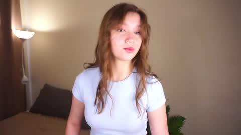 Snapshot of gwennielove chatting on June 6, 5:23 am Molly online show from June 6, 5:23 am