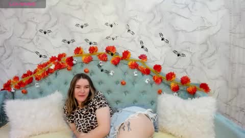 Snapshot of gwensmitt chatting on October 31, 1:50 am gwensmitt online show from October 31, 1:50 am