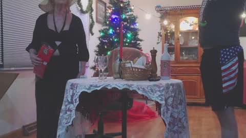 Snapshot of gypsybellathehotwife chatting on December 25, 7:14 am GypsyBella online show from December 25, 7:14 am