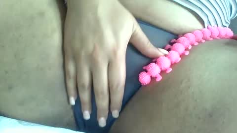 Snapshot of h0n3yb333 chatting on October 9, 8:18 pm h0n3yb333 online show from October 9, 8:18 pm