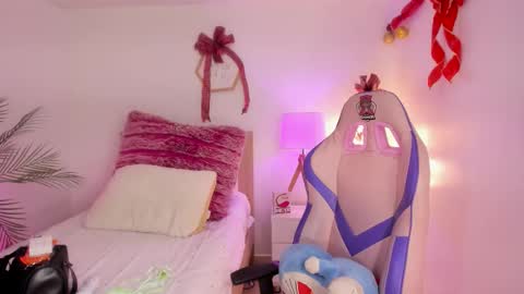 Hadid online show from December 15, 6:45 pm