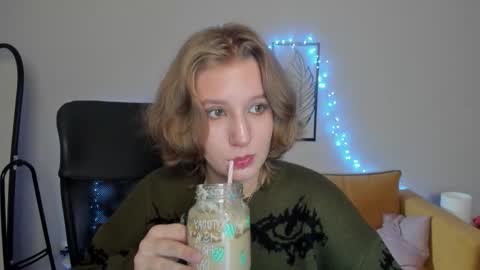 Snapshot of haileyfoxy chatting on October 1, 8:53 am Hailey online show from October 1, 8:53 am