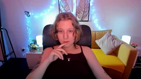 Snapshot of haileyfoxy chatting on October 15, 8:58 am Hailey online show from October 15, 8:58 am