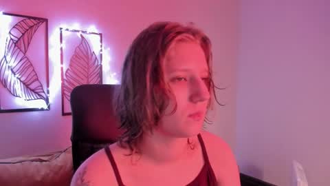 Snapshot of haileyfoxy chatting on November 16, 9:04 am Hailey online show from November 16, 9:04 am