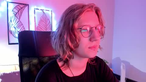 Snapshot of haileyfoxy chatting on November 17, 9:04 am Hailey online show from November 17, 9:04 am