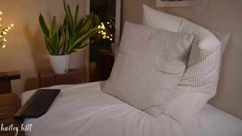 Snapshot of haileyhill chatting on February 14, 1:02 am HaileyHill online show from February 14, 1:02 am