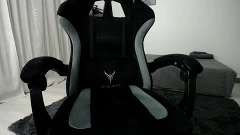 Snapshot of hairycuss chatting on December 19, 1:28 am Adam online show from December 19, 1:28 am