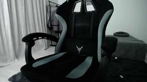 Snapshot of hairycuss chatting on January 1, 10:24 pm Adam online show from January 1, 10:24 pm