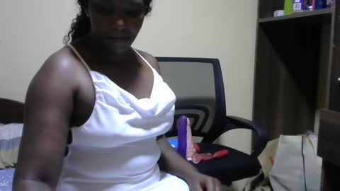 Snapshot of hairypussybigassy001 chatting on December 21, 3:25 am hairypussybigassy001 online show from December 21, 3:25 am