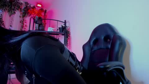 halley_ravenn online show from April 17, 8:56 pm