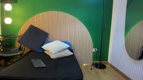 Halley Lorens online show from November 20, 7:30 am