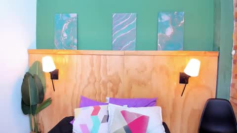 Halley Lorens online show from February 7, 7:06 pm