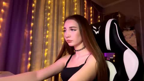 Snapshot of halliemcanaw chatting on December 17, 7:20 pm Holly online show from December 17, 7:20 pm