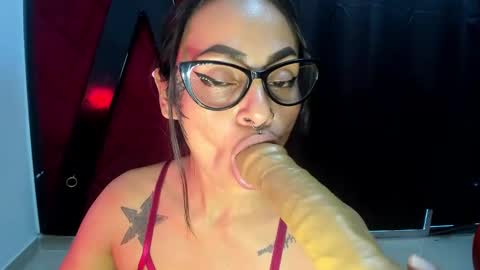 Snapshot of hanna_slut chatting on February 12, 9:33 pm EVA online show from February 12, 9:33 pm