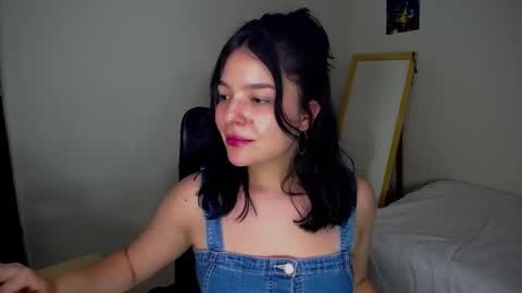 Snapshot of hannaconor chatting on December 13, 2:32 am Aurora Sky online show from December 13, 2:32 am