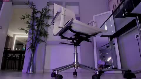 HANNAH HOWELL online show from September 24, 9:45 am