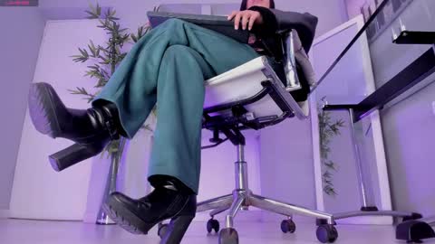 HANNAH HOWELL online show from September 25, 9:35 am