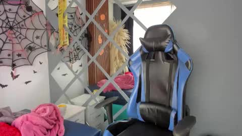 Snapshot of hannah_loverr chatting on November 4, 7:13 pm hannah online show from November 4, 7:13 pm