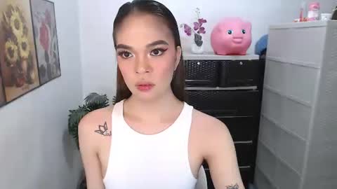 HANNAH online show from April 26, 2:42 am