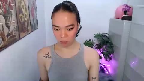 Snapshot of hannahforyou chatting on May 5, 12:40 am HANNAH online show from May 5, 12:40 am