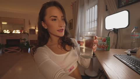 Hannah James online show from December 19, 3:30 pm