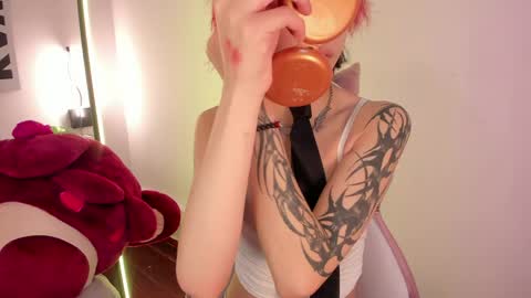 Hannah online show from May 23, 3:38 pm