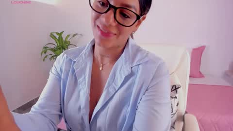 Snapshot of hannawilliams_ chatting on November 28, 8:55 pm Hanna Williams online show from November 28, 8:55 pm