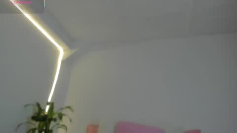 Hanna Williams  online show from February 4, 9:42 pm