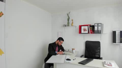 Happer Quinn  Mr Hale online show from November 28, 5:37 pm