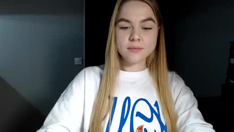 happy_fox_ online show from February 5, 11:50 pm