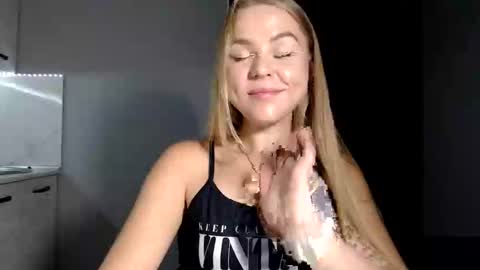 happy_fox_ online show from September 25, 9:40 pm