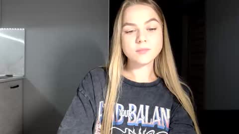 happy_fox_ online show from October 6, 9:23 pm