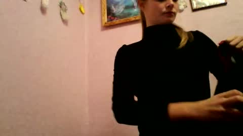 Snapshot of happyemily18 chatting on November 9, 7:12 pm happyemily online show from November 9, 7:12 pm