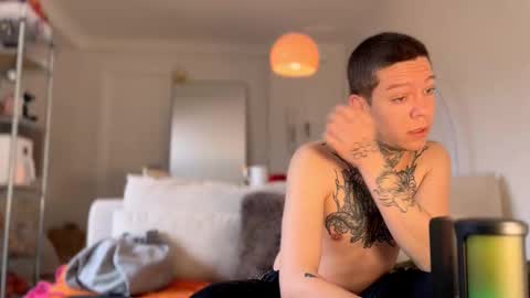 Snapshot of harry_jen chatting on March 7, 9:18 am TAP HERE choise Harry tattoo on chest Jen curls hair online show from March 7, 9:18 am