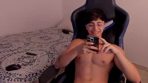 Snapshot of harry_p01 chatting on November 15, 2:20 am harry_p01 online show from November 15, 2:20 am