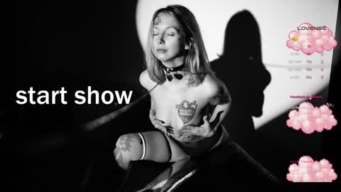 Snapshot of hayles_strong chatting on February 8, 9:46 pm Elle online show from February 8, 9:46 pm