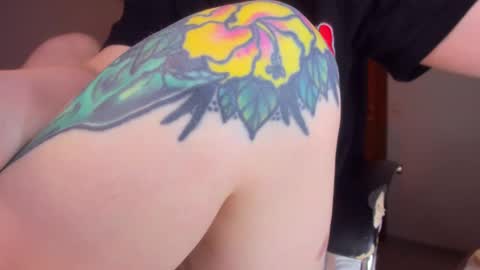 Snapshot of hayles_strong chatting on February 26, 3:32 am Elle online show from February 26, 3:32 am