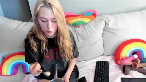 Hayley online show from February 7, 1:59 pm