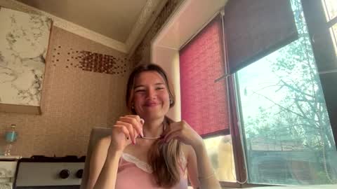 Lili online show from April 4, 12:13 pm