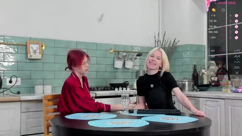 Snapshot of heaven_blonde chatting on December 1, 4:29 pm Our names are Anette and Alice online show from December 1, 4:29 pm