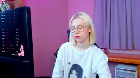 Snapshot of heaven_blonde chatting on December 22, 2:49 pm Our names are Anette and Alice online show from December 22, 2:49 pm