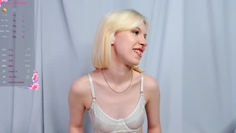 Snapshot of heaven_blonde chatting on December 25, 2:56 pm Our names are Anette and Alice online show from December 25, 2:56 pm