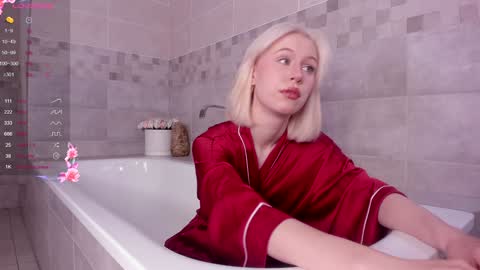 Snapshot of heaven_blonde chatting on January 9, 3:55 pm Our names are Anette and Alice online show from January 9, 3:55 pm