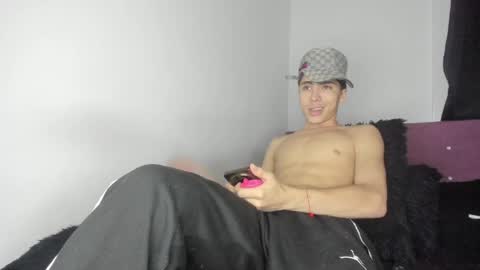 Snapshot of heellboy_ chatting on May 14, 5:03 am heellboy_ online show from May 14, 5:03 am