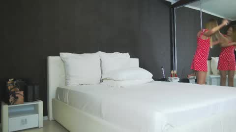 Snapshot of hefner_girl chatting on May 10, 5:34 am Helen online show from May 10, 5:34 am