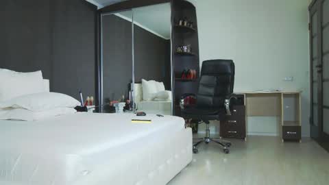Snapshot of hefner_girl chatting on May 21, 5:14 am Helen online show from May 21, 5:14 am