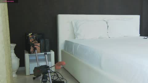 Snapshot of hefner_girl chatting on June 8, 3:18 am Helen online show from June 8, 3:18 am