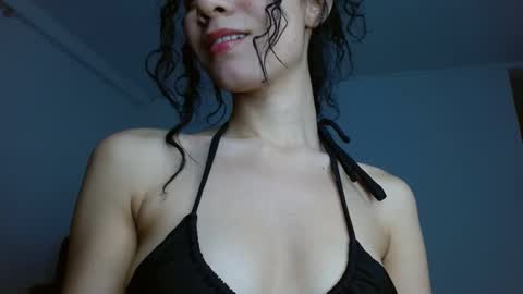 Snapshot of helena_hadler chatting on December 16, 1:21 am -- EE -- online show from December 16, 1:21 am