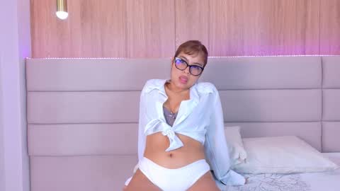 Snapshot of helenafoumier chatting on February 28, 10:33 pm helenafoumier online show from February 28, 10:33 pm