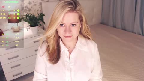 Snapshot of helenbonham chatting on December 7, 6:10 am Helena Bonham online show from December 7, 6:10 am